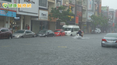 豪雨淹水後發燒別當感冒！醫點名「2疾病」嚴重恐腎衰竭、敗血症