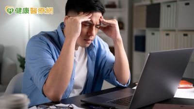 手機滑不停眼睛乾澀疲勞！醫師傳授護眼法則  這招比吃葉黃素有效