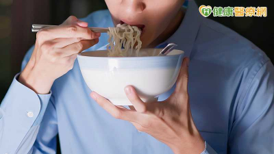 吃宵夜恐傷肝！研究追蹤近20萬人　肝病風險增2至3成