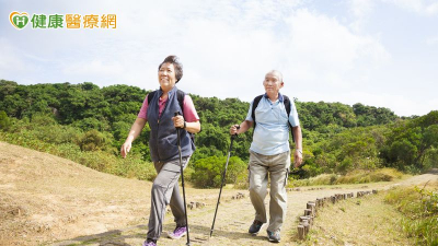 秋高氣爽瘋爬山卻鐵腿跛行　醫揪足底筋膜、關節發炎元凶