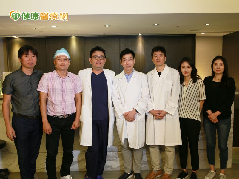 楊名權醫師(左三）與韓國診友（左二）合影留念。