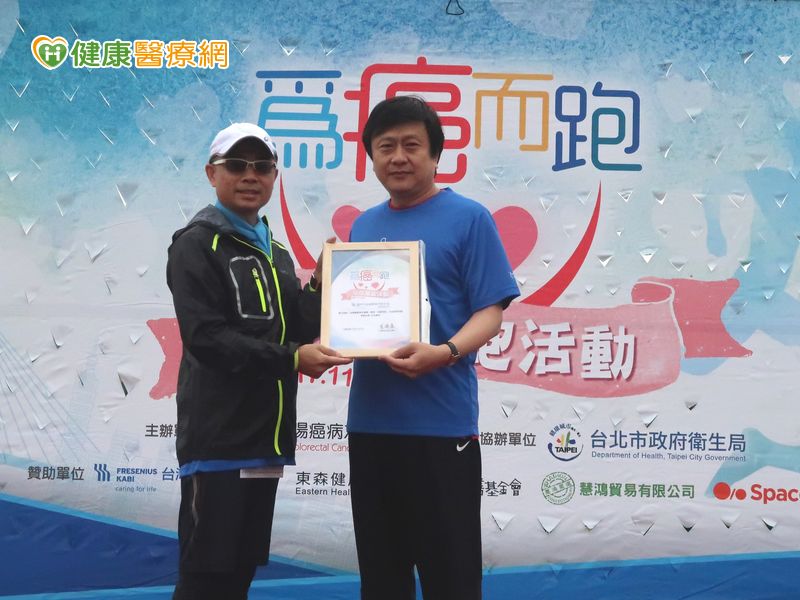 左起台灣費森尤斯卡比股份有限公司邱建智總經理、台灣腸癌病友協會陳鴻華理事長致贈感謝狀