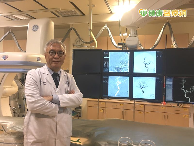 陳啟仁主任說明，微創血管栓塞手術是利用微導管進入到腦動脈瘤內，透過可調式的白金線圈進行血管栓塞，達到治療的目的。