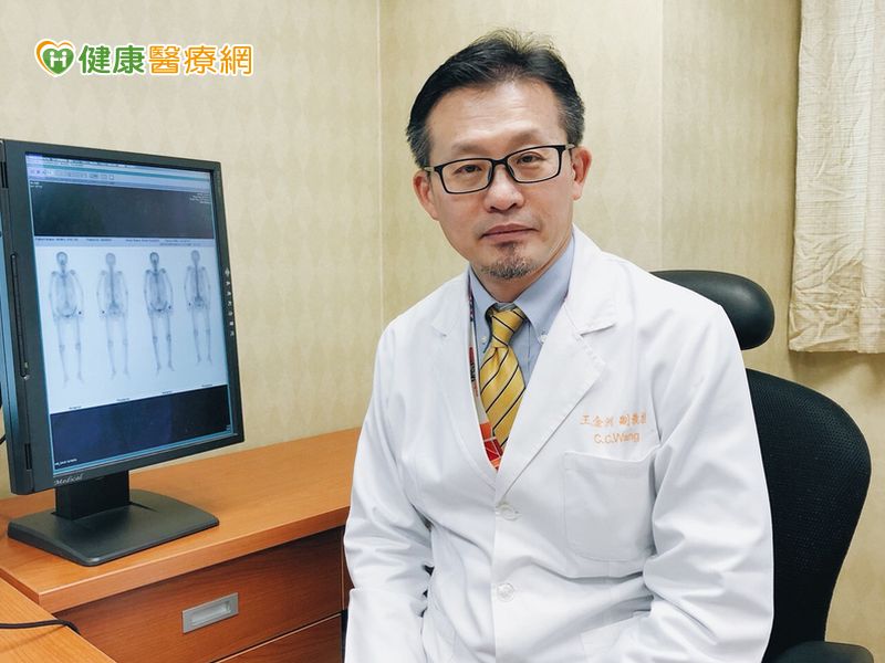 王金洲醫師指出，目前的治療方式有健保給付的保骨針，保骨針可以改善肺癌病人骨轉移的併發症，只需一個月施打一次，對病人而言非常方便。