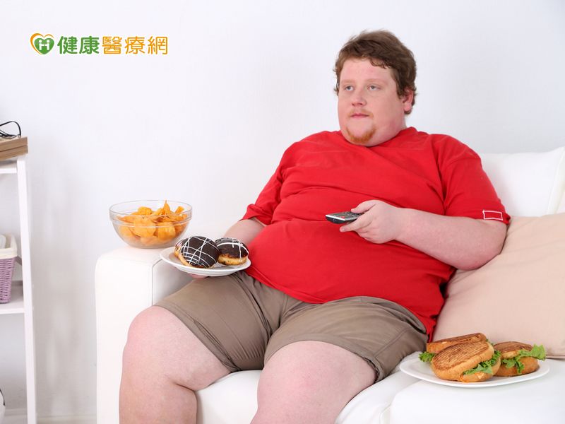 拿起遙控選擇頻道，窩在舒適沙發看電視是許多男士的居家休閒活動。