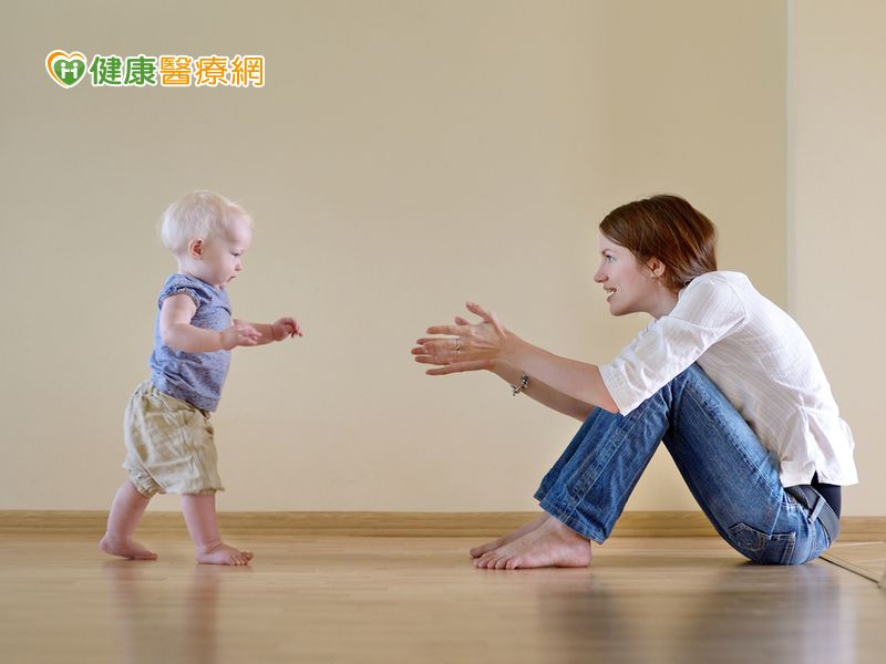 孩子扁平足　踮腳尖走路增加足弓肌力