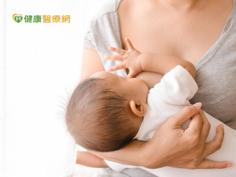 乳量不足 新手媽擠奶擠到「媽媽手」