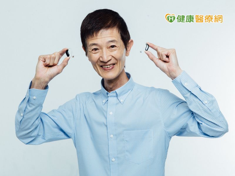 知名藝人阿西(陳博正)在助聽器矯正下，生活終於回到了正軌。