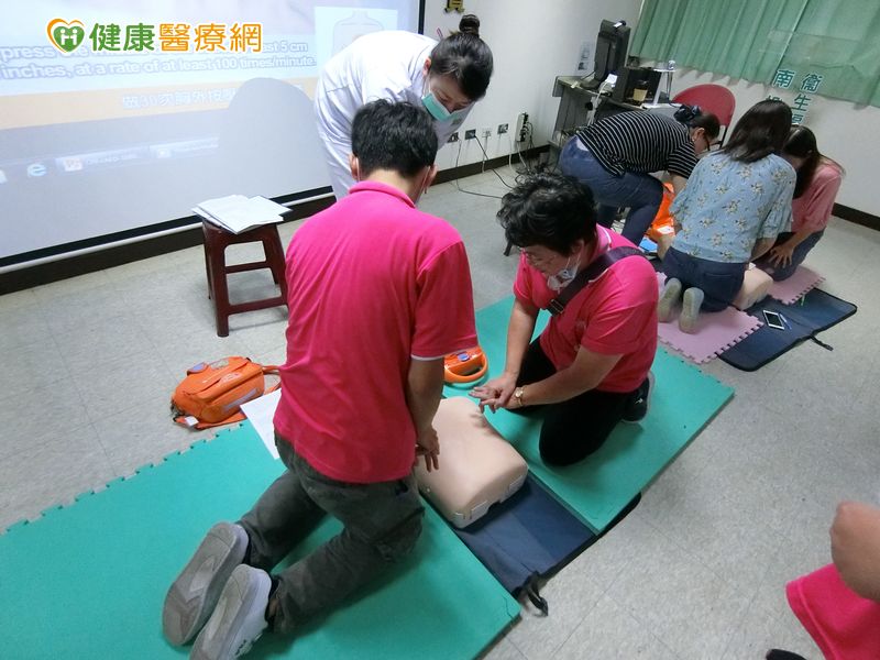 「紫衣天使」找到了！　護理師CPR救回猝死男遊客