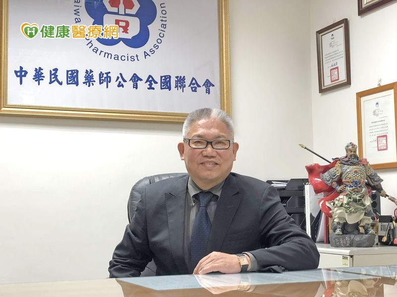 黃金舜理事長說，病患到社區藥局，如果症狀經藥師研判不適用自我藥療，一定會建議轉介，並且藥界與醫界應該積極合作，找出對病患最好的平衡點，而非彼此猜忌。
