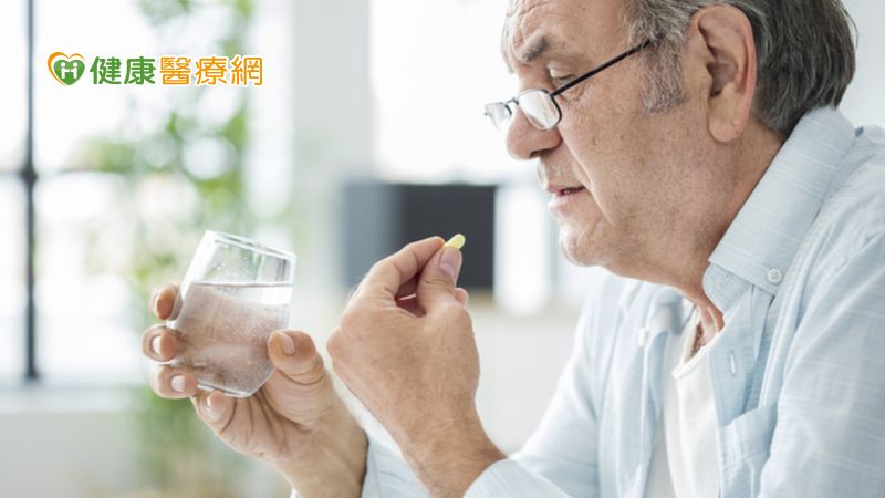 當患者擅自決定停藥，一般都是先停用預防中風藥物，中風威脅也就悄然而至。