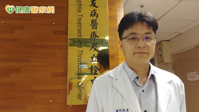 林敬業醫師指出，aHUS是基因突變的疾病，過去僅能靠血漿置換、洗腎、換腎、器官移植等支持性治療，但缺點為治標不治本，不過，現在有末端補體抑制劑，有機會讓疾病不再復發，而且及早注射有望恢復腎功能。