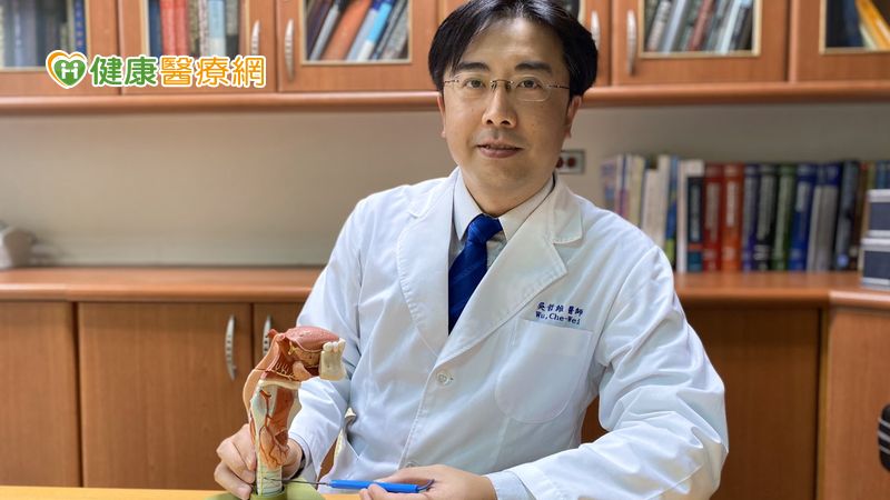 醫師建議，若疑似甲狀腺惡性腫瘤、較大良性腫瘤影響外觀，或出現壓迫症狀及甲狀腺亢進症狀經藥物治療仍控制不佳時，應以手術切除為主要方式。