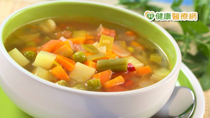 將常備抗癌蔬菜湯當「湯底」，加入根莖類蔬菜、豆腐，就變成一鍋富含植化素的味噌湯。