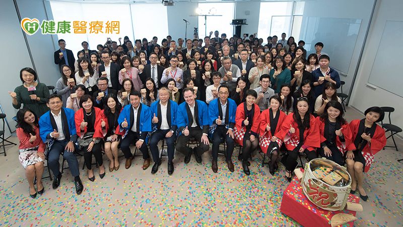 台灣武田總經理浅野元帶領員工一同慶祝新辦公室落成，邁向2020年美好的未來。(照片提供台灣武田製藥)