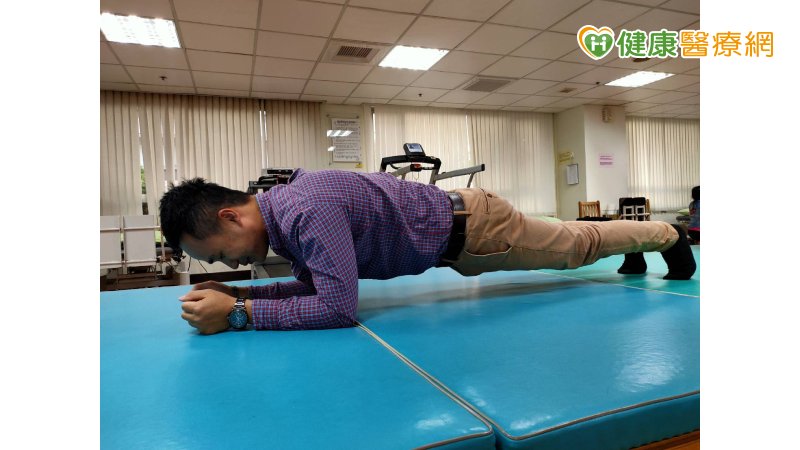 棒式運動(Plank)是一個只藉由前臂和腳尖接觸地面，將身體撐起，像一塊板子的基礎訓練動作，又可以稱為肘撐、平板撐等等。