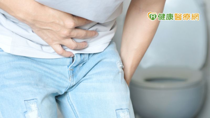 發炎性腸道疾病又分為潰瘍性結腸炎及克隆氏症，好發於20至40歲左右的大學生或上班族，常出現腹痛、腹瀉、血便及體重減輕等症狀。