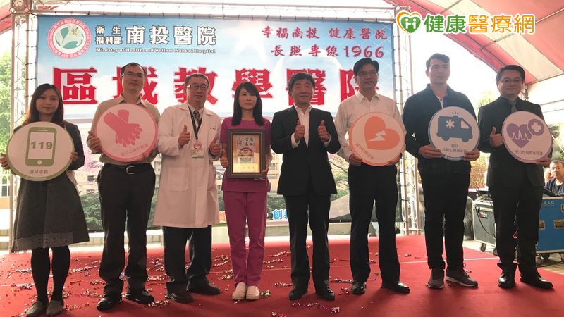 南投醫院吳護理師（右五）CPR救遊客性命，衛福部長陳時中（右四）特別公開表揚。(照／由南投醫院提供)