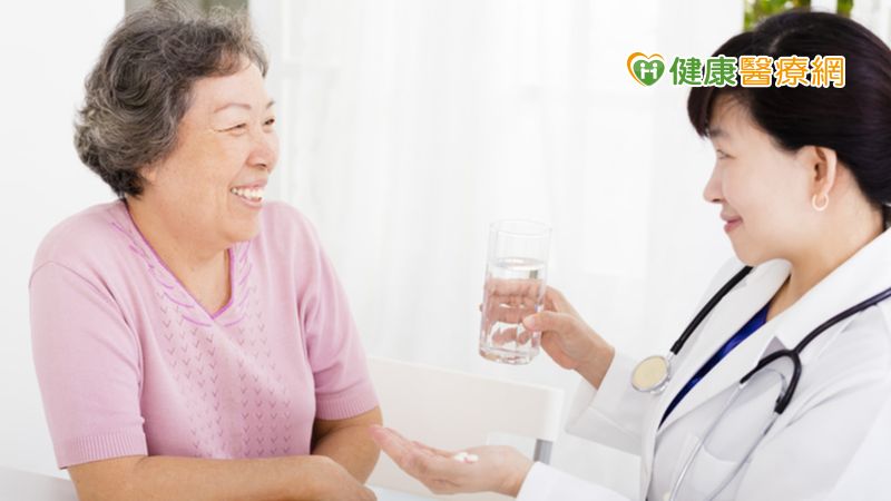 「糖尿病治療已走向控糖簡單化的趨勢。台北榮民總醫院腎臟科主任唐德成提醒糖友，除了定期監測血糖變化之外，藥物治療也需留意心腎共病的問題，才能讓血糖獲得良好控制。」