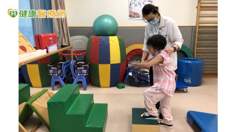 在中醫補助上，先透過水煎藥與科學中藥並用，協助女童腦神經修復，再透過經絡角度針刺穴位，刺激末稍神經回推到腦部，以修復大腦連結，將藥物帶入病位，發揮療效。