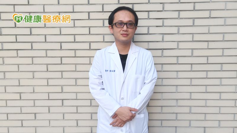 黃成偉醫師呼籲，若出現心悸、呼吸困難、喘、胸悶、頭暈等症狀時，應盡速前往心臟內科進行心電圖檢查，若確診為心房顫動，請務必遵從醫囑用藥，才能預防中風發生。