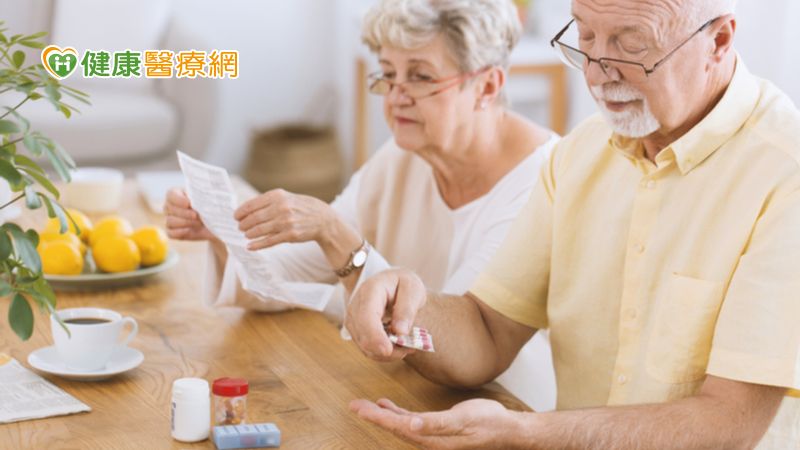 年長型糖尿病病友常擔心腎臟負荷過重，因而自行停止用藥，一旦血糖沒有控制在合理範圍內，造成不良的影響就會增加。