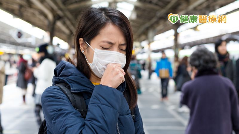 生活中的每個角落都充滿病毒與細菌，這些病毒、細菌會散落在我們的皮膚上，呼吸的時候會隨著空氣一起到達呼吸道，也會透過飲食或者飲水到達腸道內。