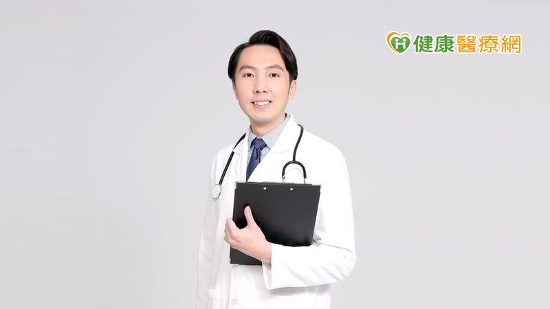 徐上富醫師表示：睡眠呼吸中止症治療因人而異，最常見的輕症原因就是慢性鼻炎，導致夜間鼻塞，這類病患通常口服鼻塞藥或使用鼻噴劑即可改善；有人是舌頭後倒的問題，透過側睡、枕頭高度的調整都有助緩解。