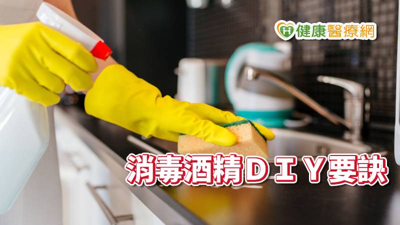 藥師建議，可以將酒精和水以3:1的比例將95%酒精稀釋為消毒用酒精，或將79ml的95%酒精加水稀釋到100ml來使用。