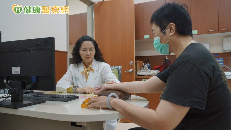 55歲171公分王女士(右)，安南醫院中醫部廖殷梓醫師(左)指出，中醫治療肥胖最大優勢為安全、副作用少，並能治療肥胖併發症、調整體質。