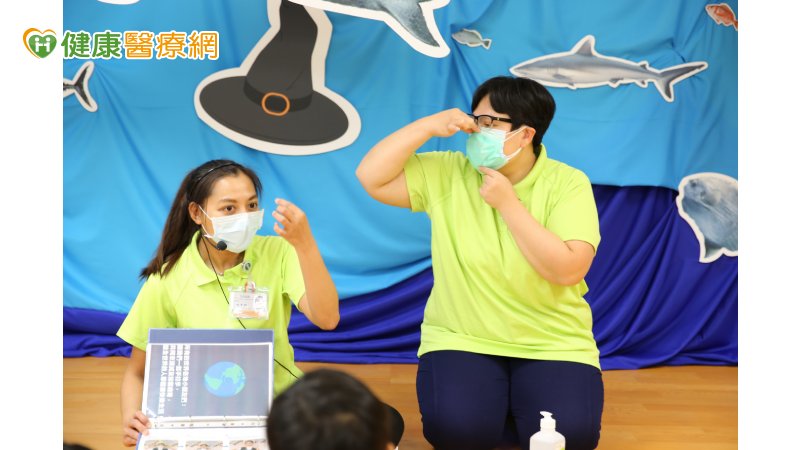 繪本不僅色彩繽紛，也是小朋友熟悉的媒介，因此更可以讓他們願意坐下來專注聆聽學習新知，並藉此認識新型冠狀病毒。