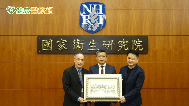 梁院長表示，國衛院身為台灣最高醫藥研究機構以及醫藥衛生政策的智庫，面對疫情肆虐，有義務第一時間投入相關疫苗研發，感謝全院同仁一體同心的共同努力。