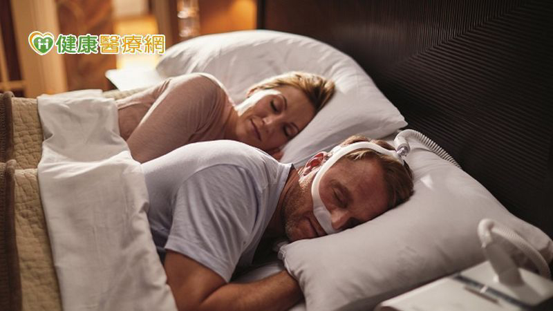 根據研究顯示，睡眠呼吸中止症患者罹患社區性肺炎較一般人高2.86倍，重度睡眠呼吸中止症患者更是超過3倍。