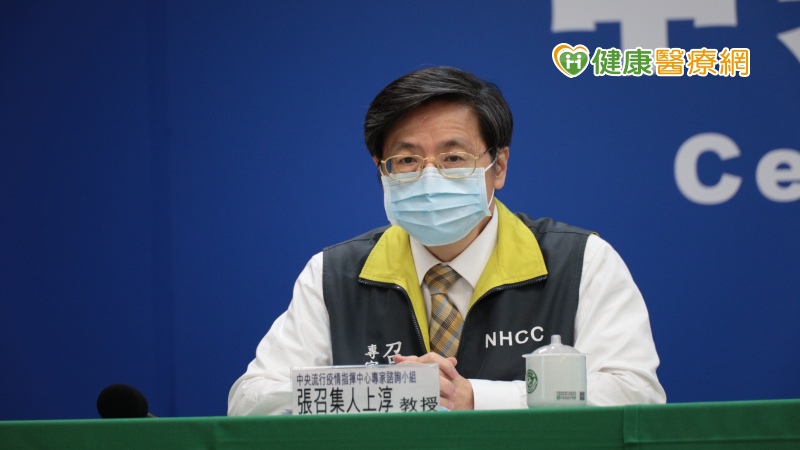 中央疫情指揮中心專家諮詢小組召集人張上淳27日指出，抗體檢測結果與「實驗方法」與「採血時間點」有關，已與3間實驗室討論，有些人要重測，有些人則等待第2次採血結果會更清楚。（照片疫情指揮中心提供）