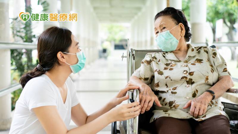 台灣失智症協會亦獲邀於國際失智症協會(ADI)全球線上會議中分享政府與民間合作經驗。台灣失智症協會製作了《失智症防疫照護參考手冊》及《瑞智運動影片》，再由國民健康署提供各縣市衛生局，以及掛在健康署網站，積極協助全台失智症家庭；台灣失智症協會更倡議失智者於搭乘大眾交通工具若有困難全程戴口罩，可出示失智症身心障礙証明或診斷証明以獲得寬容，並獲衛福部支持。