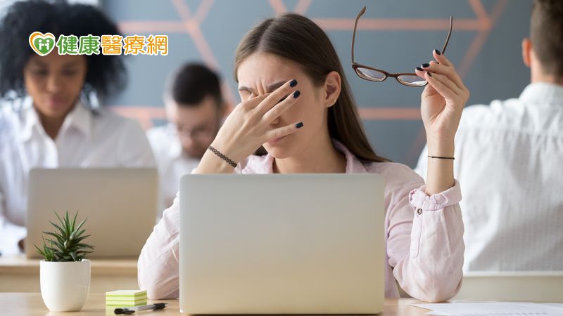 乾眼症狀，不僅是覺得眼睛乾澀，還包括容易疲倦、想睡、會癢、有異物感、痛灼熱感，眼皮緊繃沉重、分泌物黏稠，怕風、畏光，對外界刺激很敏感，暫時性視力模糊等都是乾眼症的症狀；但也有部份因服用自體免疫疾病藥物等引起的乾眼等眼睛不適症狀，應立即至眼科醫療院所諮詢。