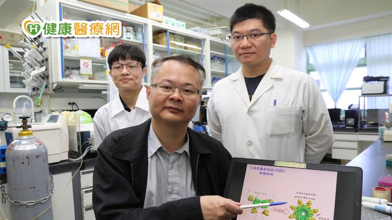 中興大學基因體暨生物資訊所侯明宏教授帶領的研究團隊，與美國喬治梅森大學合作，提出以突變機率相對低的病毒核殼蛋白功能為目標的新穎藥物開發策略。