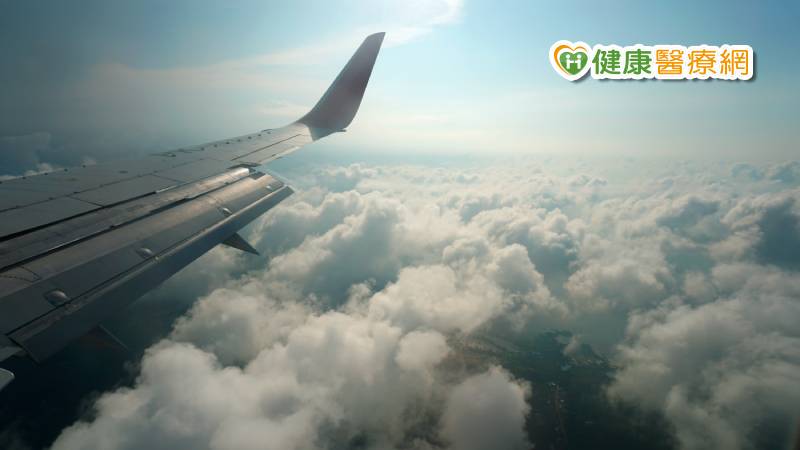 原本4月29日到期的「限縮兩岸航空客運直航航線」及4月30日到期的「全面禁止旅客來台轉機」二項政策，要繼續延長執行，何時解禁仍待視疫情狀況才能決定。