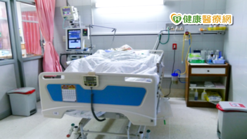 北榮胸腔部呼吸治療科主任陽光耀12日分析，美國加護病床數數一數二，但疫情發展太快，不足容納所有病人，加上美國人均一般病床數偏低，許多輕症患者只能在家治療，待病情太重才送至加護病房，不容易搶救。