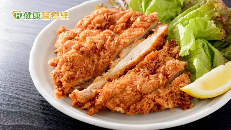 中山醫學大學健康餐飲暨產業管理學系賴坤明副教授說明，只要牢記「安心吃雞排3步驟」，就可以安心地大啖雞排，享用美食。