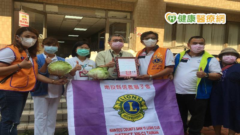 南投信義獅子會則向在地農友認購了246顆高麗菜，送給衛生福利部南投醫院醫護人員，讓辛苦防疫的第一線人員能夠吃的健康，在忙碌工作之餘，也注意蔬菜的攝取，同時也用具體行動幫助辛苦栽種的農民。