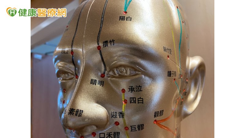 可以自己按壓眉頭內側邊緣的「攢竹穴」，然後依照眼眶周圍逆時針按壓眉毛中央的「魚腰穴」、眉尾附近的「絲竹空穴」、「太陽穴」以及眼下的「承泣穴」，每個穴位按壓約5至8秒後放開，持續數次後將能舒緩眼睛疲勞。