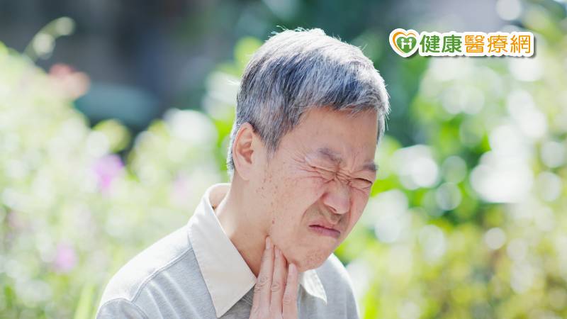 罹患食道癌通常與抽菸、喝酒、嚼檳榔、生活作息異常、常喝熱湯或茶水、少吃蔬果類或口腔衛生不佳等有關。