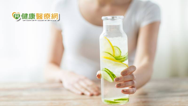 每天在特定時間喝8杯水，一個月就能瘦下5公斤。