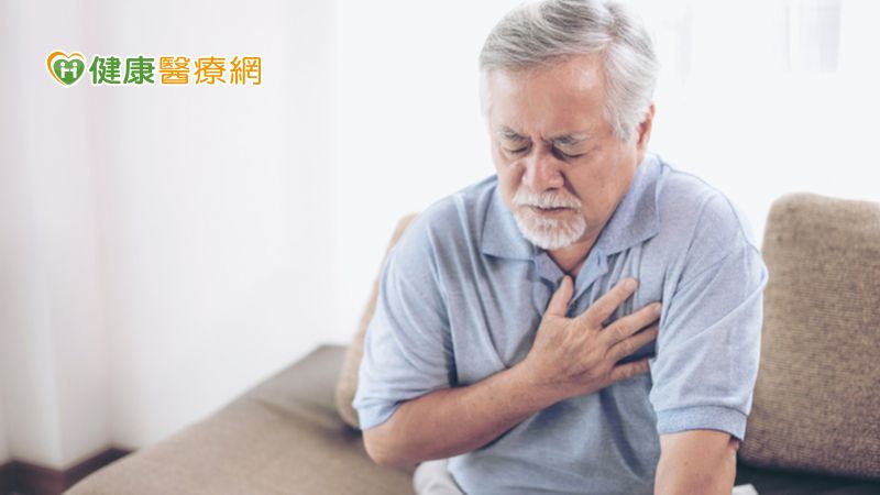 隨著疫情擴大，部分慢性病患者為避免出入醫院，便逕自減藥、甚至停藥，無形中增加慢性病併發症的風險。舉高血壓為例，由於部分患者高血壓症狀不明顯，擅自停藥時，即使血壓異常升高，也未必能察覺身體變化，反而可能導致中風機會大幅增加。