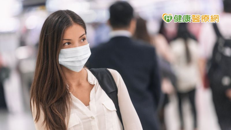 防疫兼換季的期間，吳明穎醫師建議，除了適度拿下口罩讓肌膚休息，平時也應注意臉部保養與清潔，選擇適合自己、成分有效不刺激的保養用品，溫和調理肌膚，避免肌膚額外負擔。更呼籲千萬不要自己擠痘痘，以免色素沉澱及永久痘疤，除了外觀不易復原，後續治療更耗費心神。