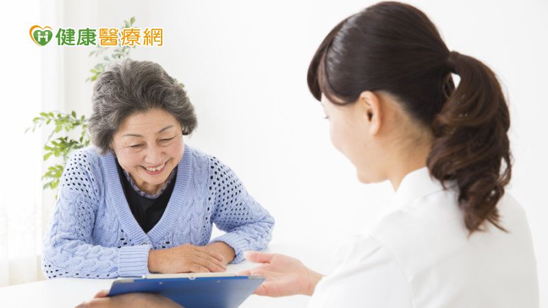 隨年紀變大，因為聽力障礙讓她變得沒有自信，久而久之，連子女也覺得跟她說話很累、很痛苦而逐漸減少溝通和互動。所幸，朋友介紹開始嘗試戴助聽器後才發現，原來自己的耳朵還可以聽得這麼清楚。