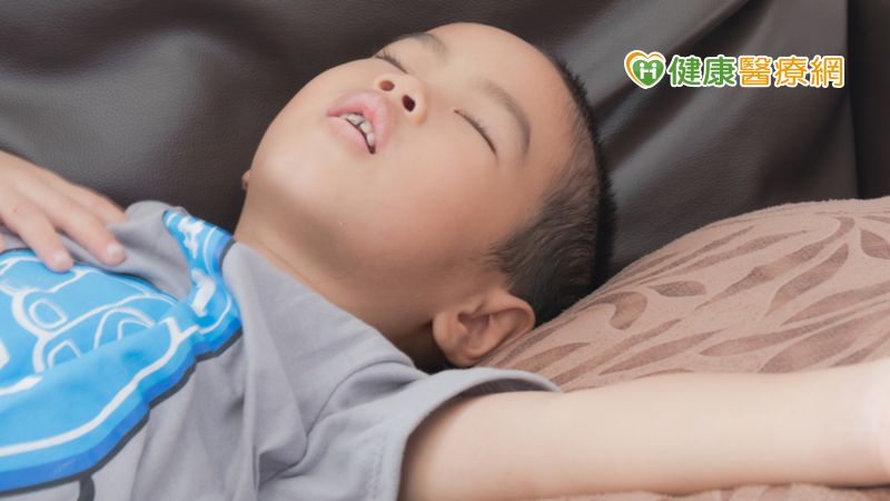 小兒阻塞型睡眠呼吸中止症好發於四歲到九歲孩童，常見症狀包括打鼾、鼻塞、張口呼吸、夜尿、生長遲緩等。
