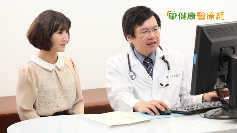 乳癌是女性發生率的第一名,國泰健檢預防醫學部陳皇光部長(右一)建議婦女朋友,平常除了自我檢查外,不妨定期進行乳房超音波及乳房攝影檢查,早期發現乳房是否病變。
