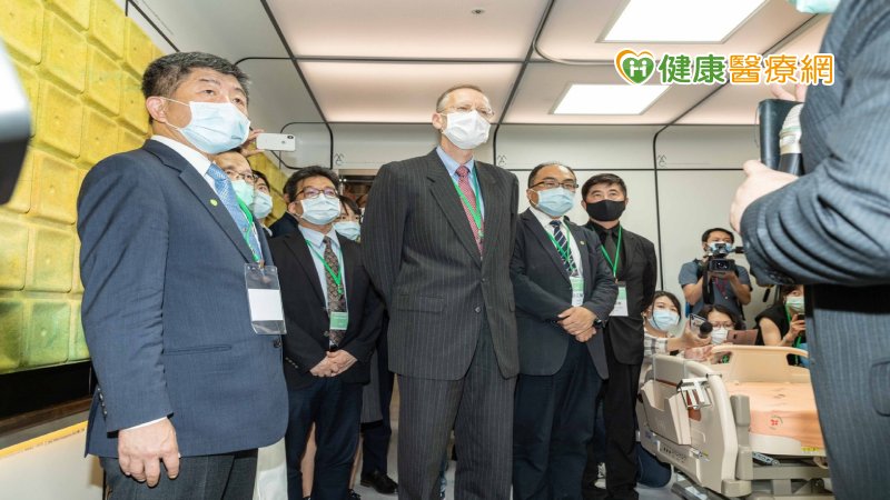 衛福部長陳時中與AIT處長酈英傑 參觀輔大醫院科技智慧病房。